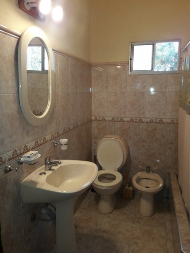 Casa De 2 Dormitorios Con Parque Y Parrillero