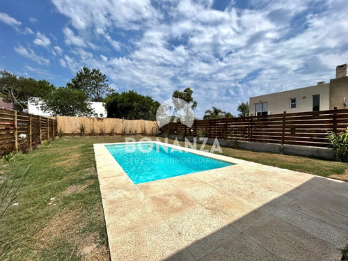 Punta Colorada - Piriápolis. Casa En Venta Con Piscina, 50 Metros De La Playa.