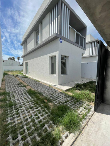 505 Y 9, Gonnet - Dúplex Estilo Casa A Estrenar En Venta