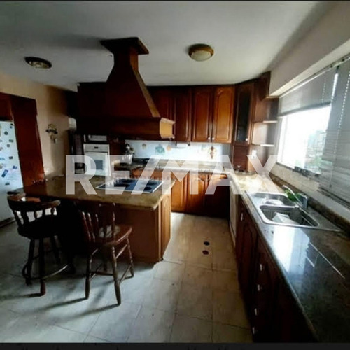 Imagen 3 de 10 de En Venta, Amplio Apartamento Residencial, Av. Bolívar De Lechería, De Cómodo Acceso, Carmelo Albelo 04128592712