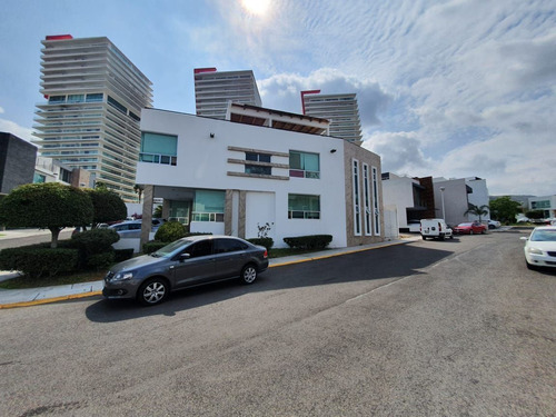 Se Vende Casa En Claustros De Las Misiones, Centro Sur De 3 Niveles, Ubicadísima