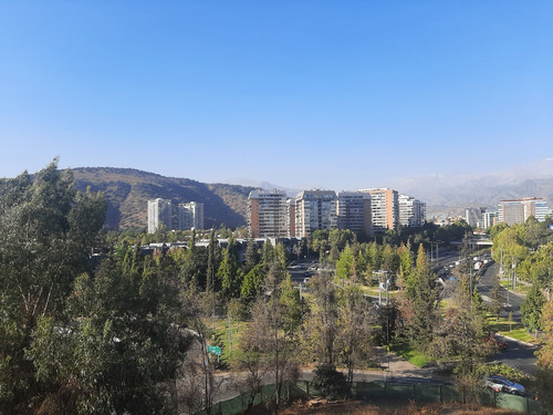 Muy Amplio Con Vista Despejada. Cerca Alto Las Condes