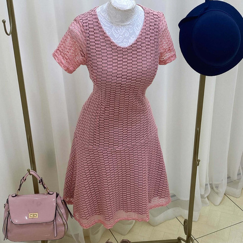 Imagem 3 de 8 de Vestido Midi Godê Com Manga Em Renda Rosê Nude