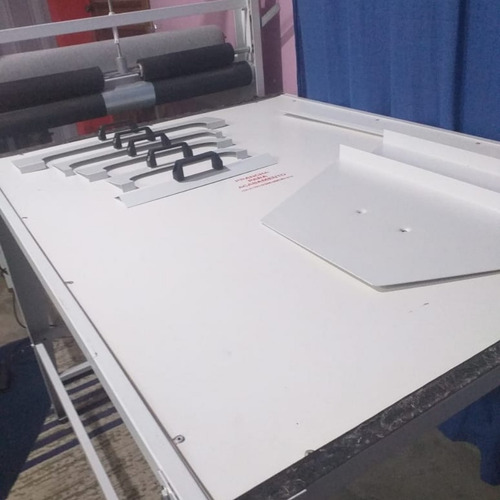 Imagem 4 de 5 de Máquina De Fabricar Tapetes Higiênicos E Fraldas.