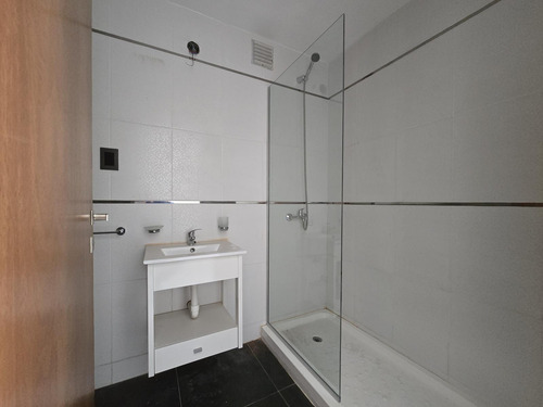 Semipiso De Un Dormitorio, Cocina Sectoriazada, Escritorio, Un Baño Y Dos Balcones, Cochera Opcional