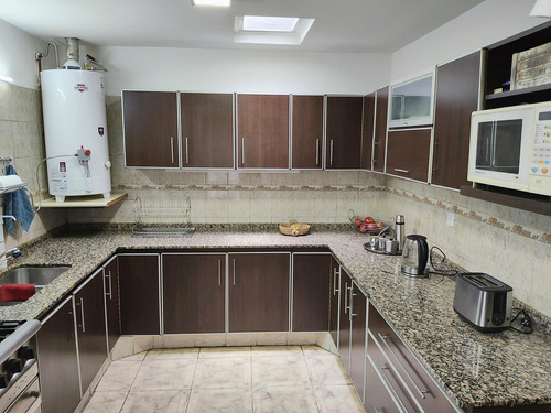 : Venta Casa En Jose Leon Suarez De 3 Ambientes Con Cochera, Quincho Y Jardín