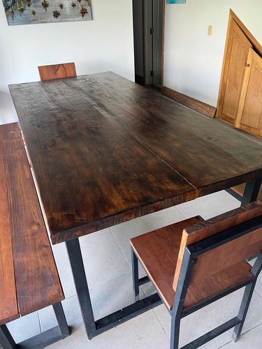 Mesa De Madera, Con Dos Bancos Y Dos Sillas