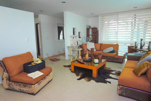 ¡encantadora Casa En Venta Con Amplio Jardín Y Excelente Vista Al Lago En Lomas De Gran Ja...