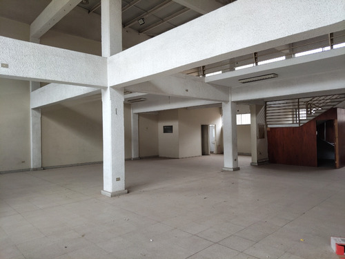 Local 200 Mts. Libres, Primera Linea Vicuña Mackenna.-