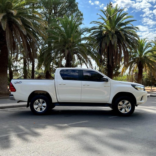 Imagen 5 de 10 de Toyota Hilux 2.8 C/d 4x4 Tdi Sr 177cv 2018