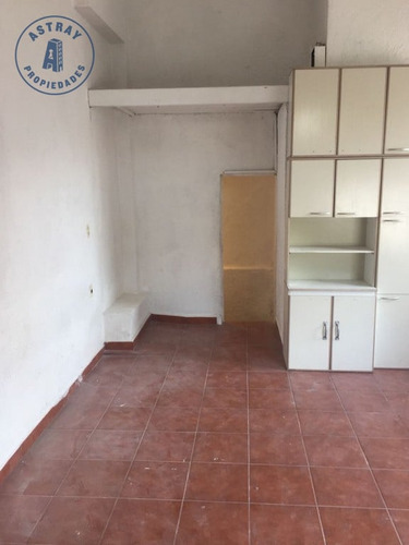 Venta De Apartamento 1 Dormitorio En La Comercial, Montevide (ref: Ast-1281)