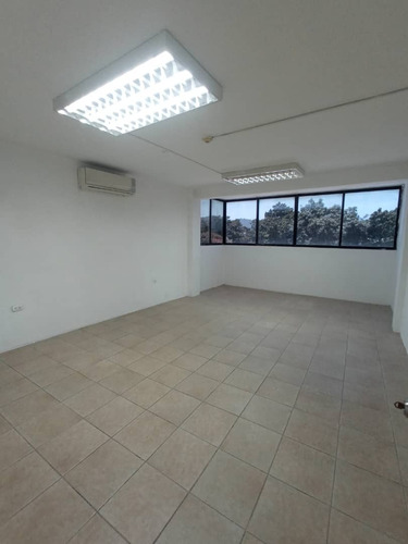 Imagen 7 de 10 de Local Empresarial Con Cuatro Oficinas O Consultorios Y Lobby