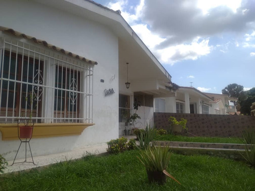 En Venta Casa De Una Planta Para Actualizar Urb Trigal Norte Calle Privada