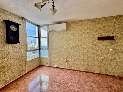Venta Apartamento Pocitos, 2 Dormitorios + Servicio, 3 Baños, Balcón Y Garage