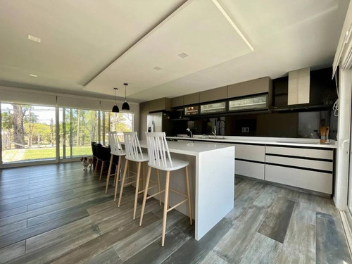 Casa En Venta - 5 Dormitorios 4 Baños - 1.000mts2 - Canelones, Uruguay