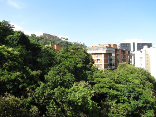 Vendo Bello Apartamento Con Vista Panoramica Y Excelente Distribucion. En Chuao... 