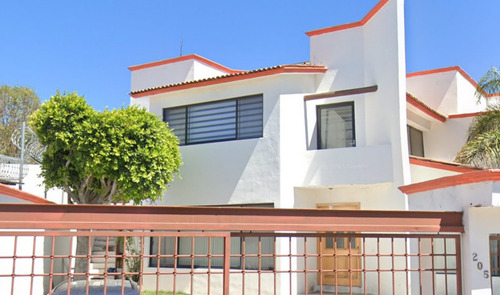 Casa Con Jardín En Juriquilla, Querétaro. 