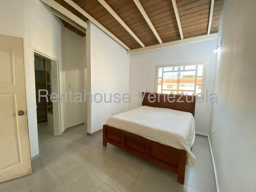 Jip 25-16345. Rentahouse Vende Hermoso Townhouse De 110 Mts2, 4 Hab, 3 Salas De Baños, 2 P/e, Parque Infantil, Areas Deportivas. En Urb. Karol Home Ii. La Morita.