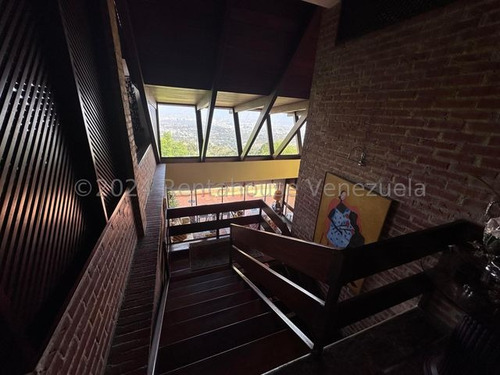 Casa En Venta En Alto Hatillo. Calle Cerrada Con Vigilancia. Negociable