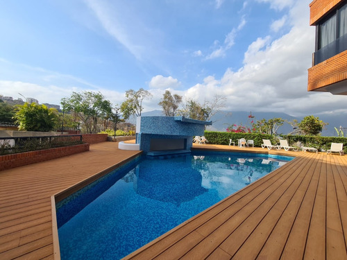 Venta, Magnifico Apartamento De Un Nivel De 194m2, Con Increible Vista A El Ávila, Ascensor Privado Y De Servicios, Piso De Mármol .