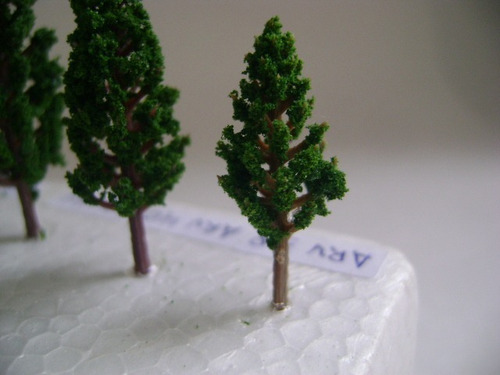Imagen 4 de 6 de Nico 10 Pinos De 3,8 Cms De Alto Plastico Tato H0 (arv 39)