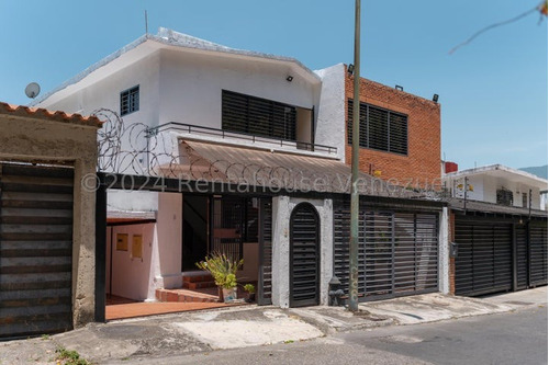 Se Vende Casa De 4 Niveles En Colinas De Los Chaguaramos 24-22682rl