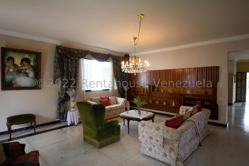 Bella Casa, Con Amplios Espacios Y Jardines Ubicada En Calle Cerrada. 25-17564.