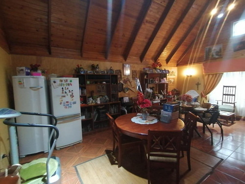 Casa De 220 M2, En Terreno De 828 M2, Con 3 Viviendas Mas.