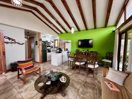 Casa Cómoda Con Plantación De Nogales En Producción
