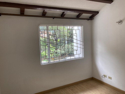 Casa De Dos Niveles Ubicada En Un Buen Sector Residencial