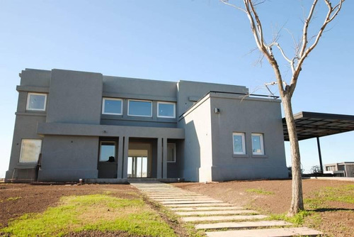 Hermosa Casa Al Agua De Estilo Racionalista En Marinas, Puertos Del Lago