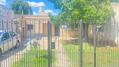 Casa En Venta - 2 Dormitorios 1 Baño - Cochera - 200mts2 - Lomas De Zamora
