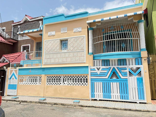 Venta De Casa Con 2 Apartamentos En Santo Domingo Este