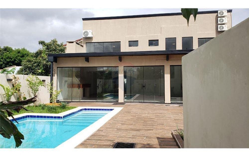 Vendo Lujosa Casa Con Piscina, A Pasos Del Circuito Comercial De Encarnación.