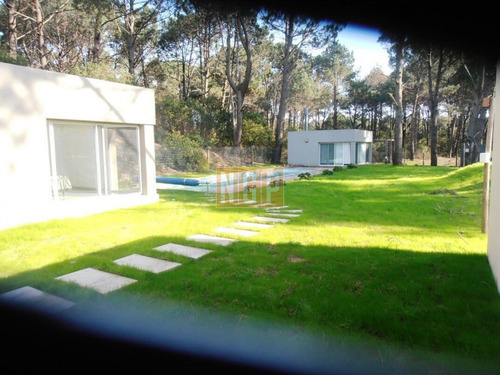 Imagen 18 de 30 de Hermosa Casa Estilo Minimalista Con Piscina Y Muy Buen Parque