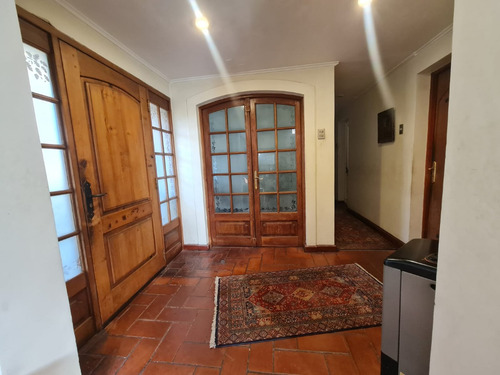 Se Vende Casa A Cuadras De Metro Los Dominicos.