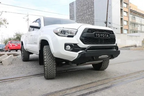 Defensa Frontal Metálica Toyota Tacoma 2021