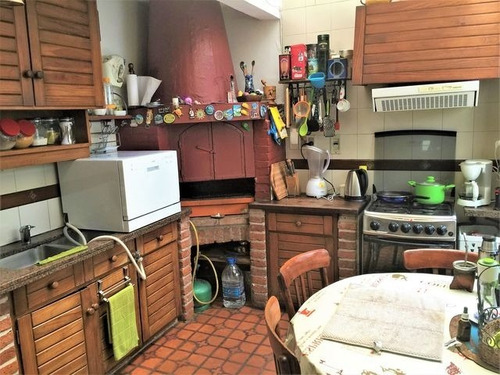 Imagen 5 de 15 de En Uno De Los Mejores Barrios De Montevideo. Casa Muy Cálida De Excelente Carpintería Y Materiales.