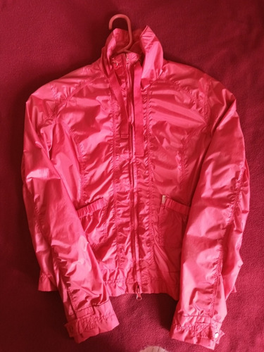 Chaqueta Impermeable Stradivarius.