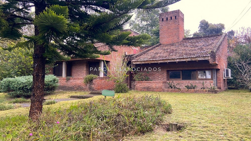 Casa En Una Sola Planta, 3 Dormitorios En Pinares, Punta Del Este.