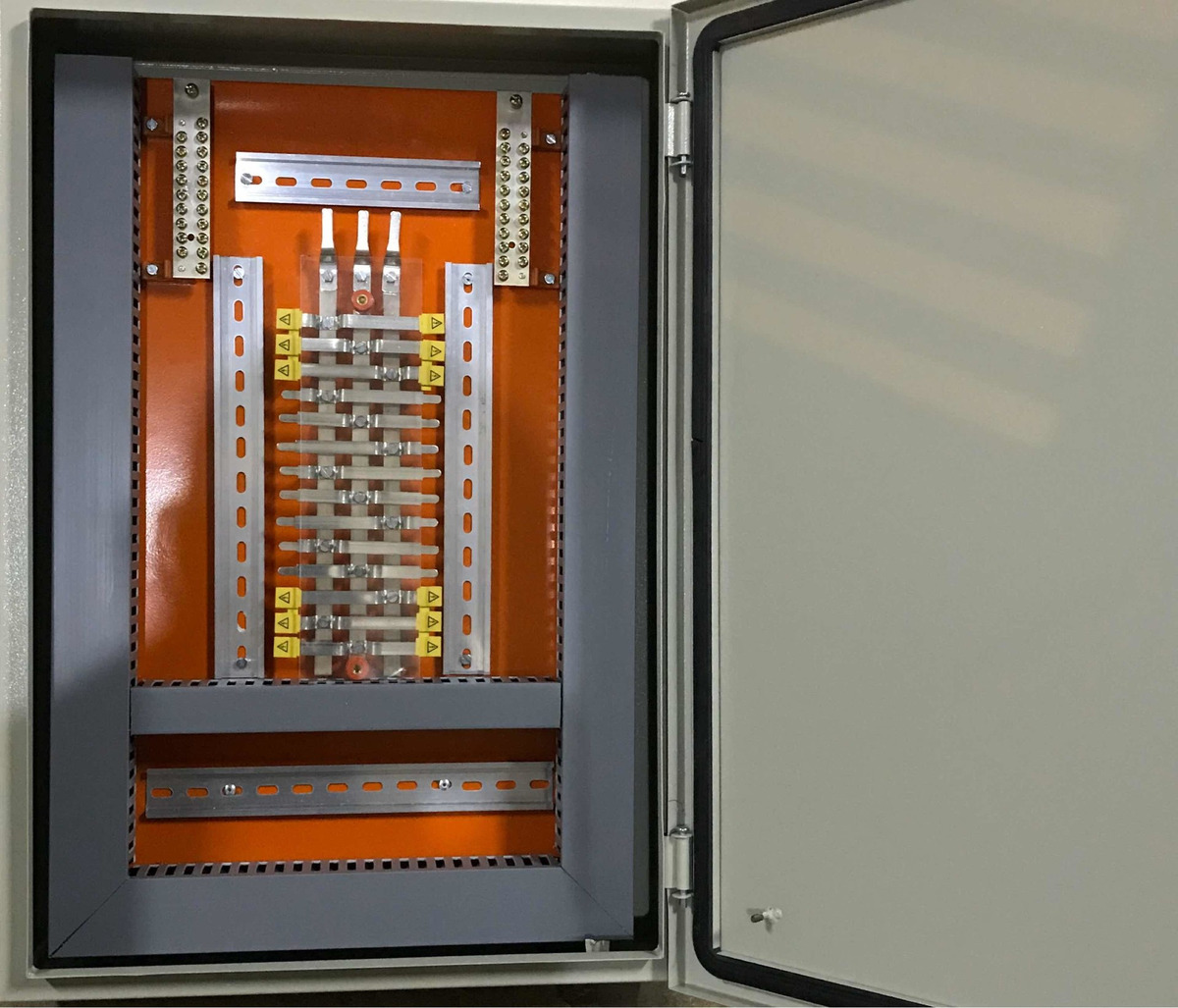 Quadro De Distribuição Trifasico Com Barramento Para 24 Disjuntores Quadro Distribuição Trifásico Montado Até 125 A | Parcelamento sem juros