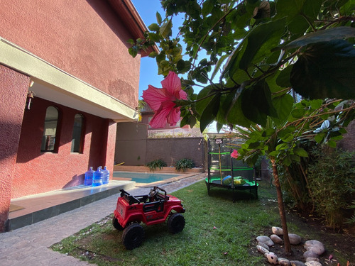 Casa En Ñuñoa De 3 Niveles Con Piscina, Jardín Y Quincho