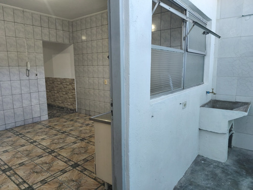 Aluga Se Casa Grande Com 3 Quartos, 2 Banheiros E Lavanderia