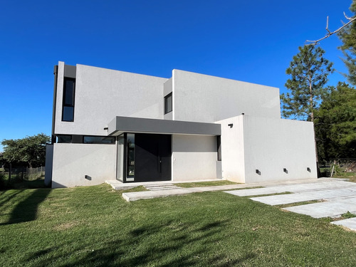 Moderna Casa En Venta En Lote Interno Sobre Barranca De 3 Dormitorios. Barrio Cerrado San Matias, Escobar