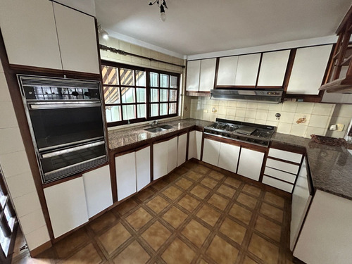 Casa En Alquiler En Excelente Zona De 5amb Con Dependencia Y Escritorio En Villa Devoto