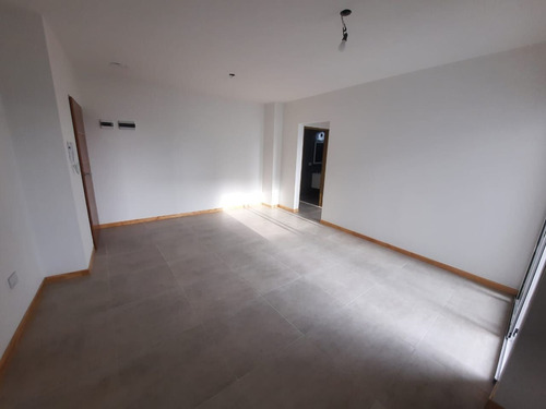 Departamento 2 Ambientes En Pb Con Patio En Venta - Mataderos