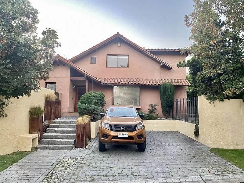 Casa En Condominio, 5 Dormitorios Más Servicio