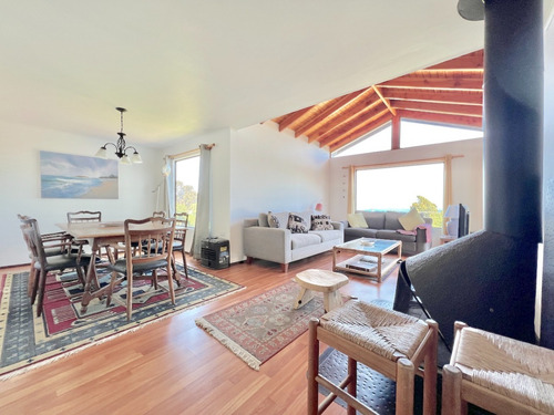 Venta De Interesante Casa A Pasos De Todo, Cachagua