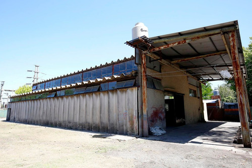 Galpón Con Casa De Caseros En Venta En La Plata