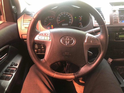 Imagen 10 de 15 de Toyota Hilux 2015 3.0 Cd Srv Cuero 4x4 5at - A4